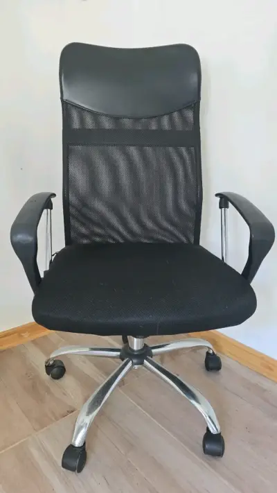 Silla de Oficina Ergonómica Negra con Ruedas - miniatura 1