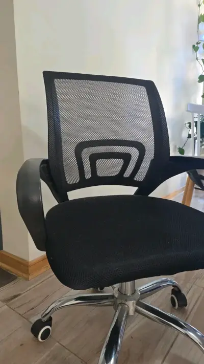 Silla de Oficina Ergonómica Negra con Ruedas - miniatura 2
