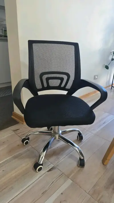 Silla de Oficina Ergonómica Negra con Ruedas - miniatura 3