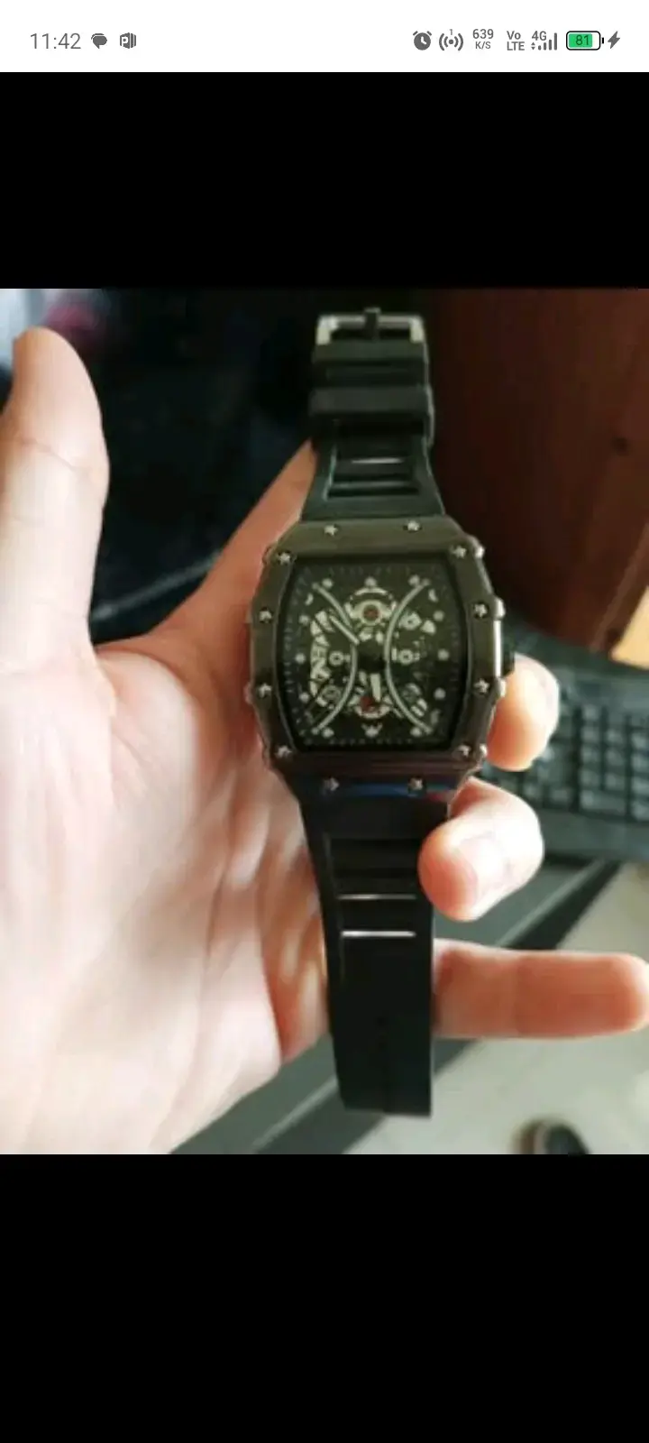 Reloj de pulsera negro con diseño elegante