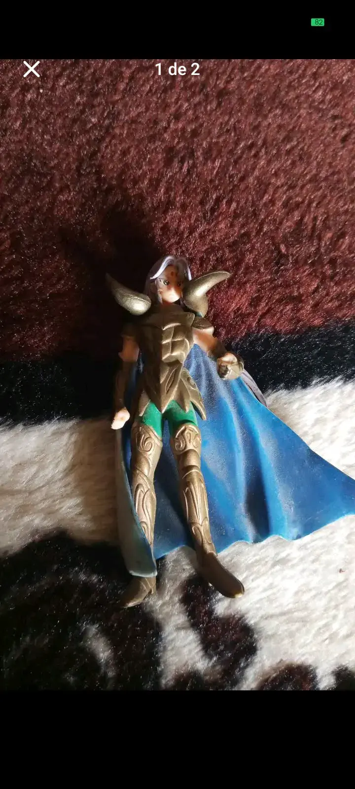 Figura de acción de personaje con armadura y capa - 1