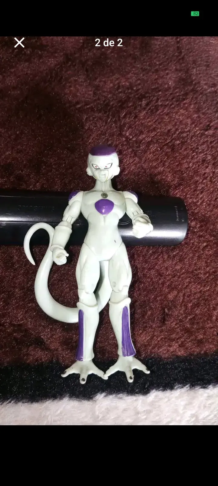 Figura de acción de personaje con armadura y capa - 2