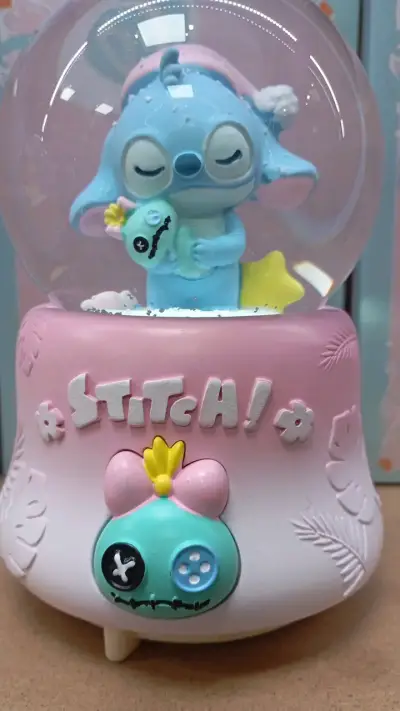 Bola de nieve decorativa Stitch y Pikachu - miniatura 1