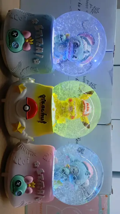 Bola de nieve decorativa Stitch y Pikachu - miniatura 4