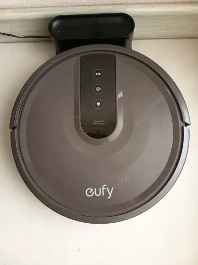 Robot aspiradora Eufy BoostIQ con control remoto - miniatura 1