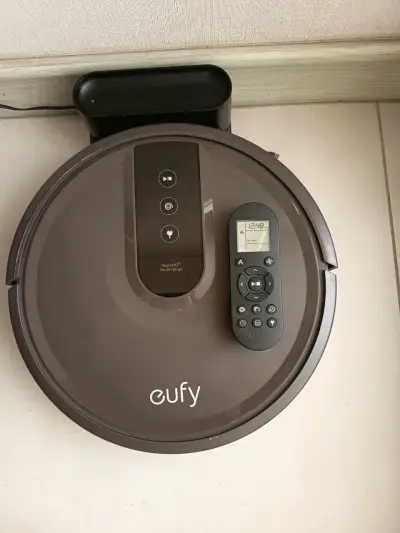 Robot aspiradora Eufy BoostIQ con control remoto - miniatura 2