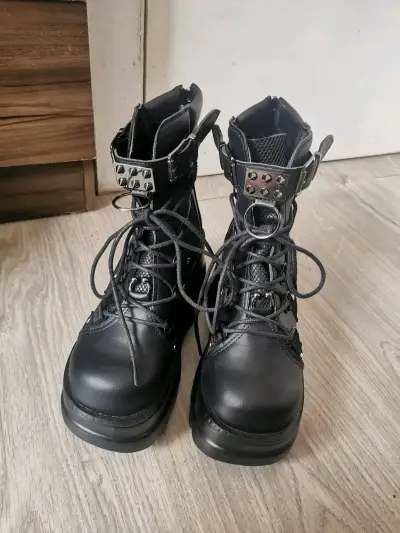 Botas negras con plataforma y hebillas - miniatura 1