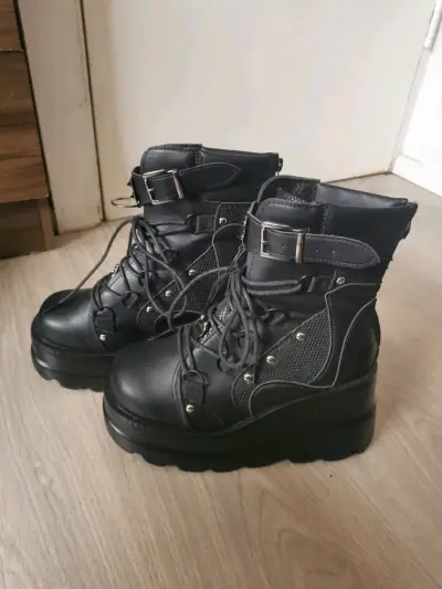 Botas negras con plataforma y hebillas - miniatura 2