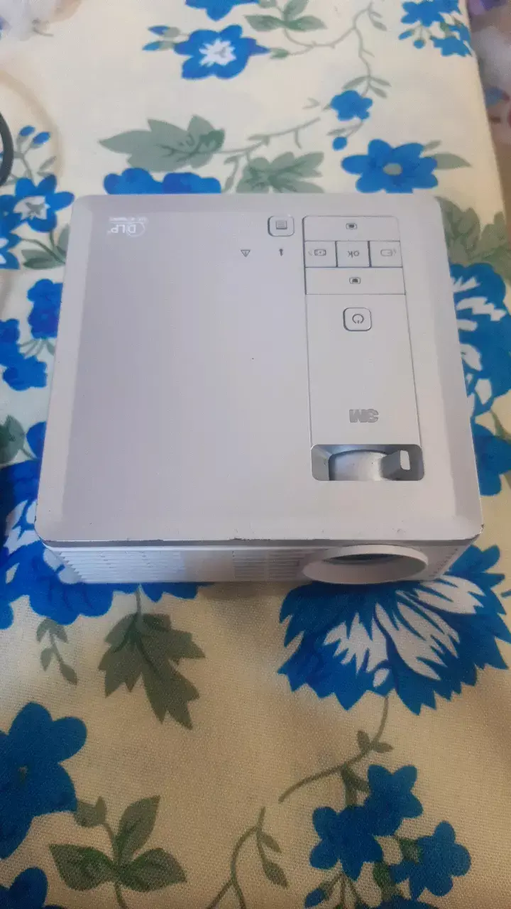 Proyector DLP compacto con controles integrados - 1