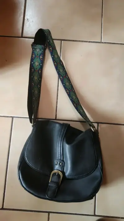 Cartera negra con correa étnica ajustable - miniatura 1