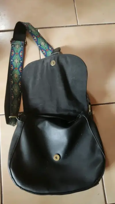 Cartera negra con correa étnica ajustable - miniatura 2