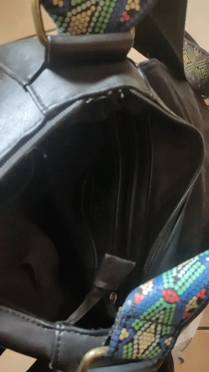 Cartera negra con correa étnica ajustable - 3