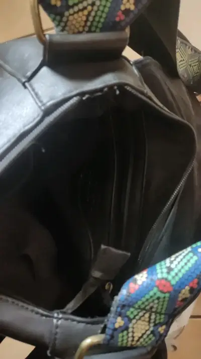Cartera negra con correa étnica ajustable - miniatura 3