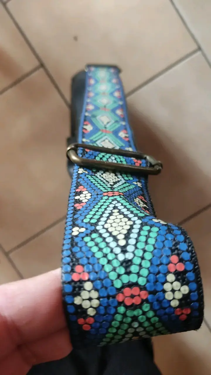 Cartera negra con correa étnica ajustable - 6