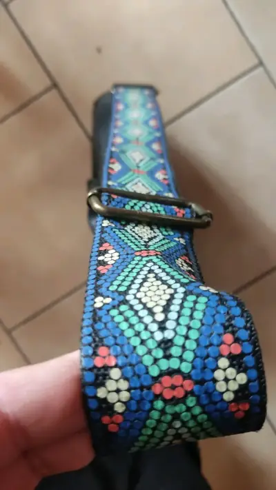 Cartera negra con correa étnica ajustable - miniatura 6