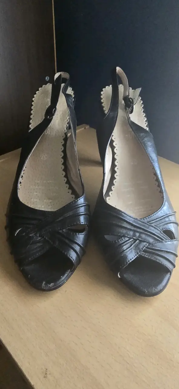 Sandalias negras de cuero para mujer