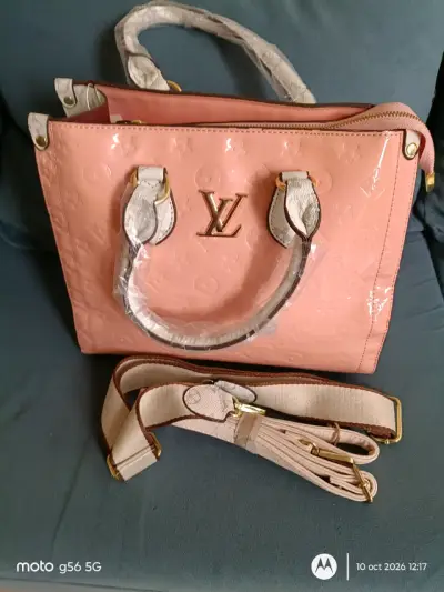 Bolso de mano rosa con correa ajustable - miniatura 1