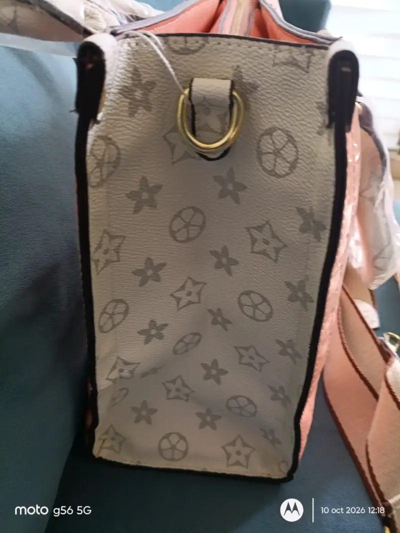 Bolso de mano rosa con correa ajustable - 2
