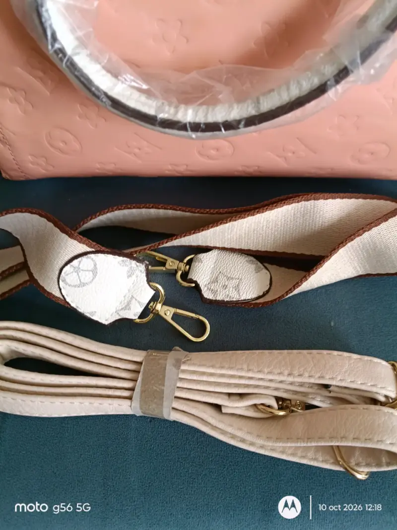 Bolso de mano rosa con correa ajustable - 3