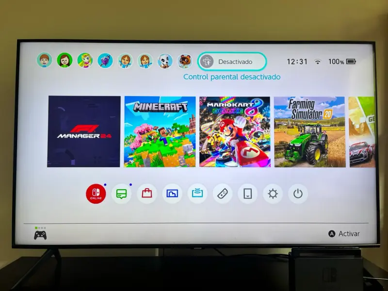 Consola Nintendo Switch con accesorios y estuche - 2