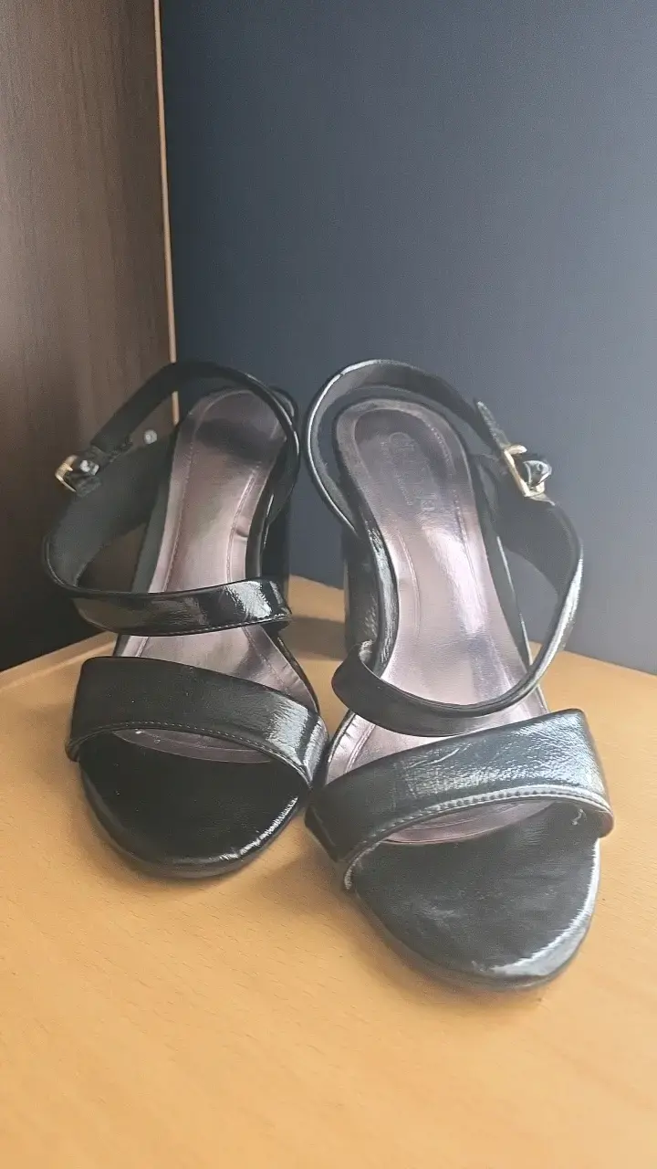 Sandalias de tacón negras elegantes - 1