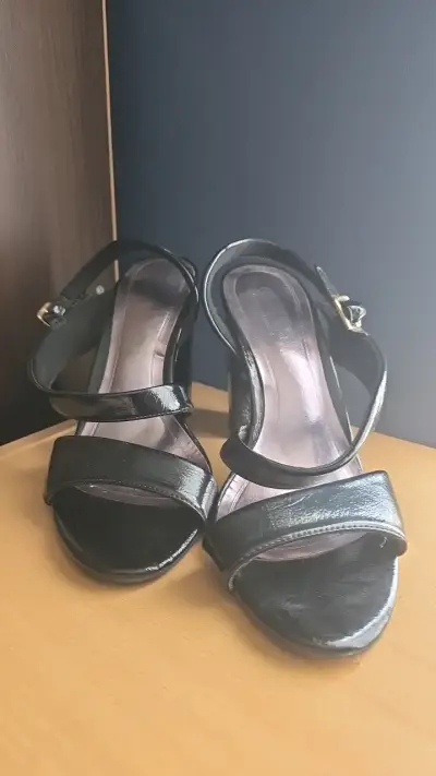 Sandalias de tacón negras elegantes - miniatura 1