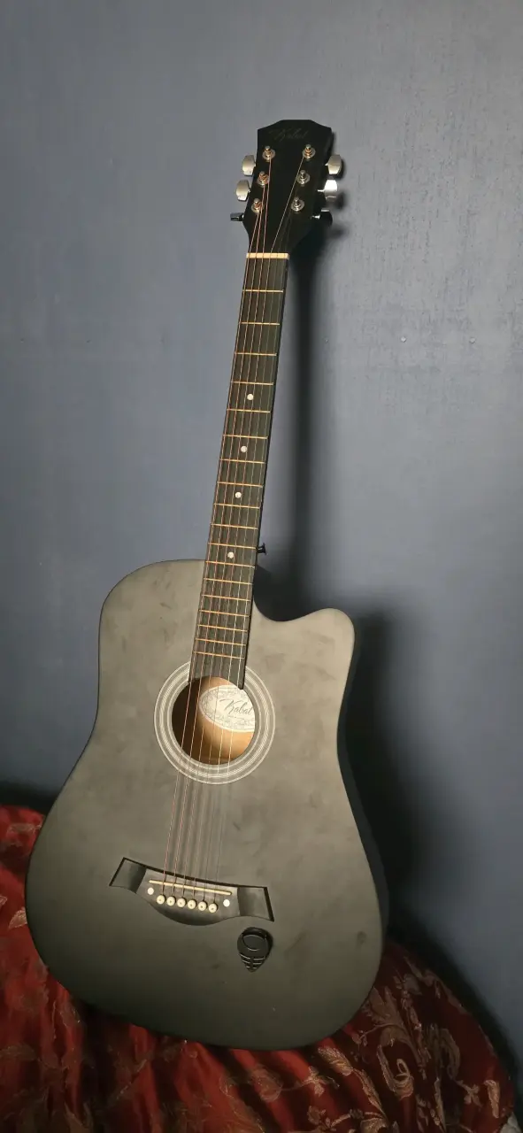 Guitarra acústica negra con corte lateral