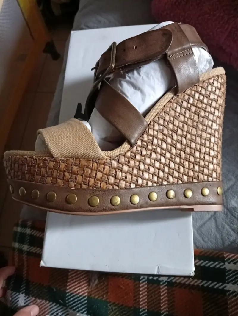 Sandalias de cuña marrón con hebilla
