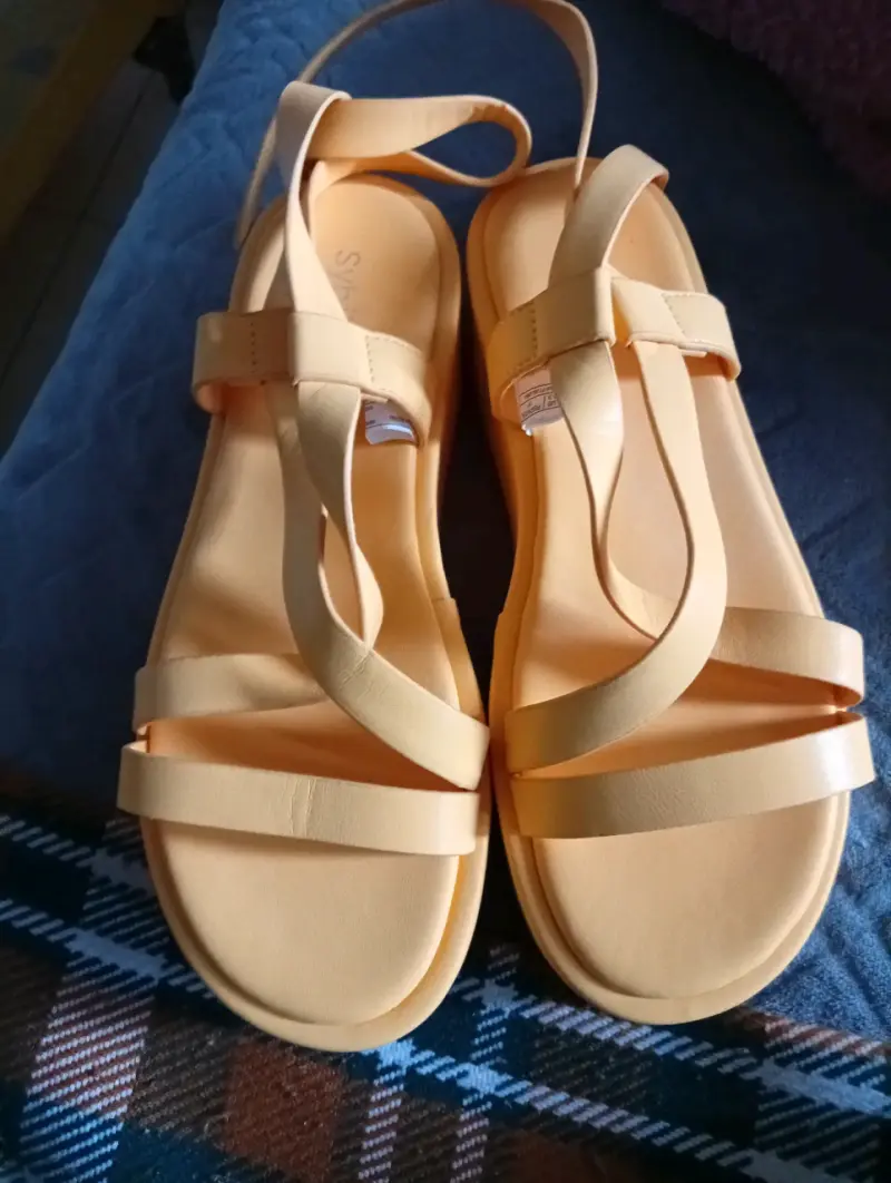 Sandalias planas amarillas para mujer