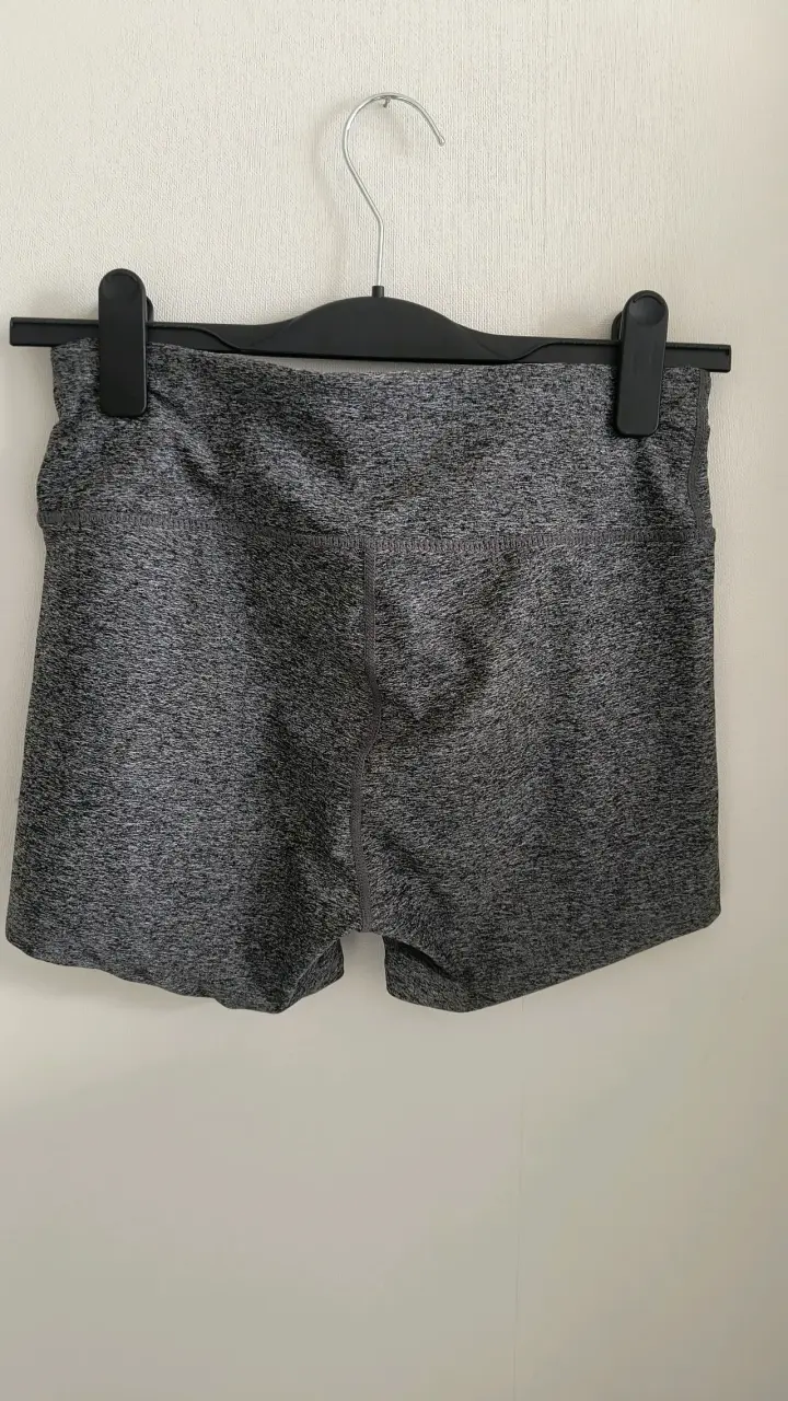 Shorts deportivos grises Ellesse para mujer - 3