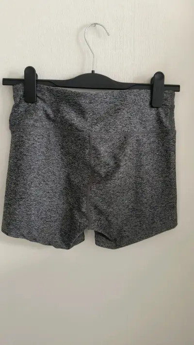 Shorts deportivos grises Ellesse para mujer - miniatura 3