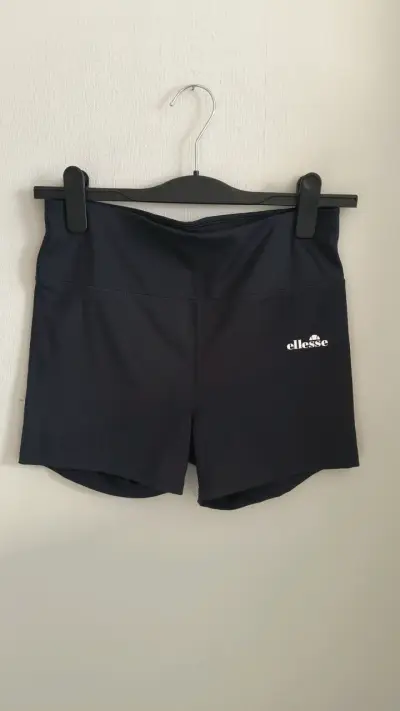 Shorts deportivos negros Ellesse para mujer - miniatura 1