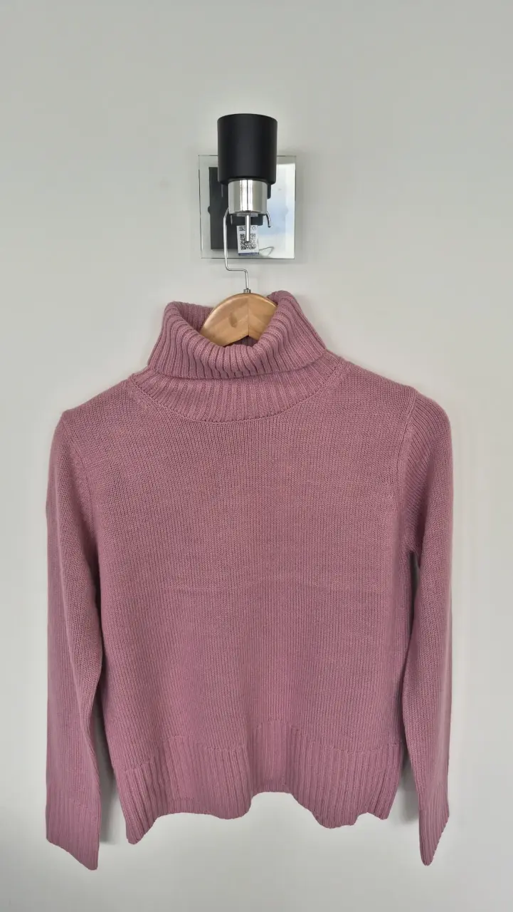 Suéter de cuello alto rosado para mujer