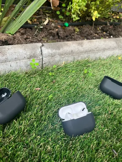 Funda de silicona negra. para AirPods Pro 1-2-3 - miniatura 2
