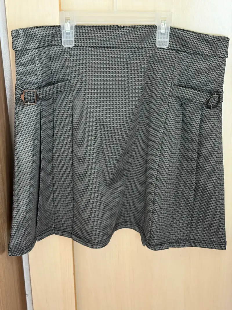 Falda corta gris con diseño a cuadros (M) - 1