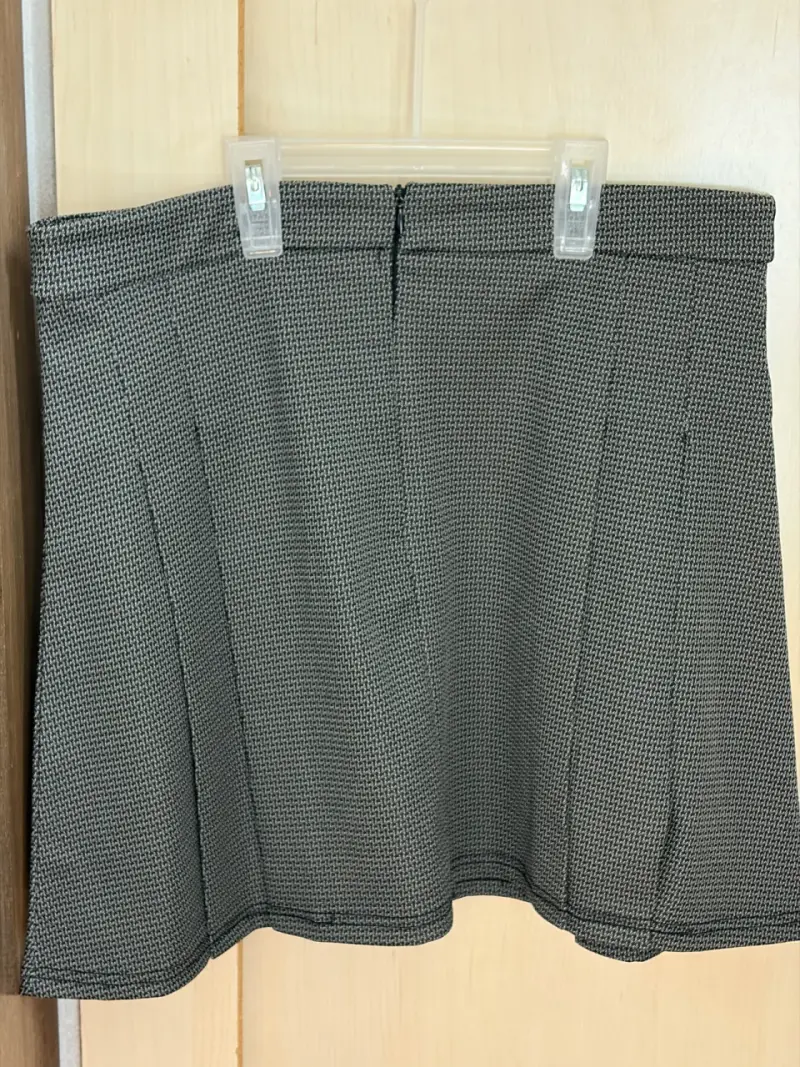 Falda corta gris con diseño a cuadros (M) - 2