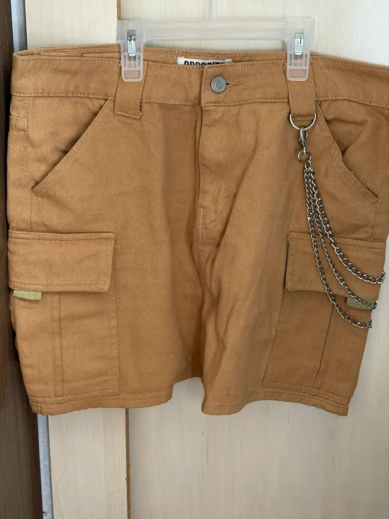Falda corta cargo color camel con cadenas - 1