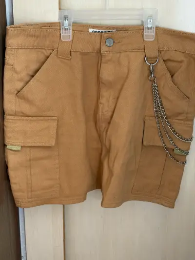 Falda corta cargo color camel con cadenas - miniatura 1