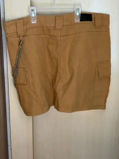 Falda corta cargo color camel con cadenas - miniatura 2