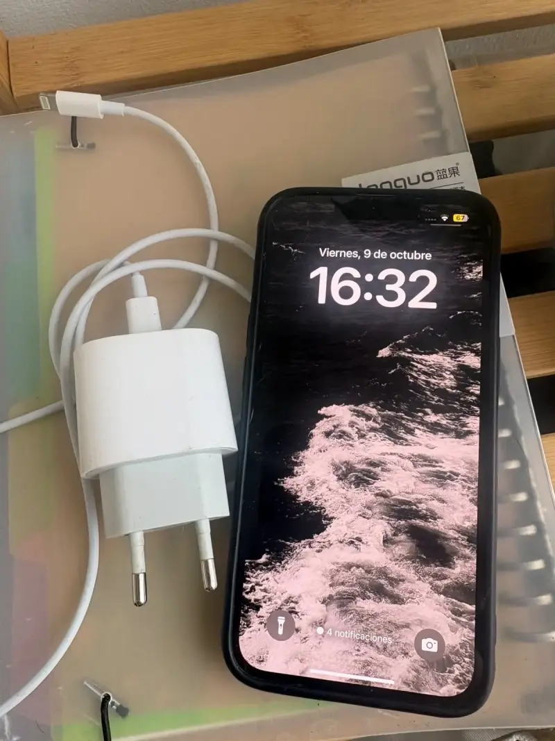 iPhone 13 blanco con cargador en buen estado