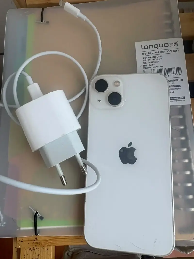 iPhone 13 blanco con cargador en buen estado - 2