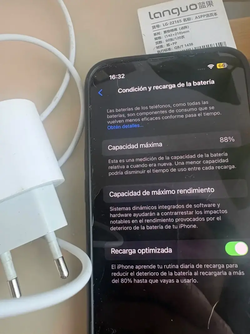 iPhone 13 blanco con cargador en buen estado - 3