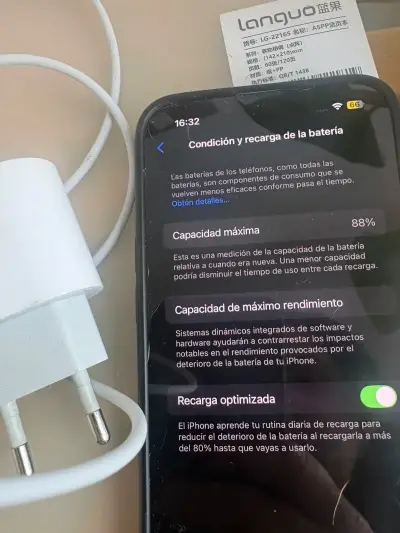 iPhone 13 blanco con cargador en buen estado - miniatura 3