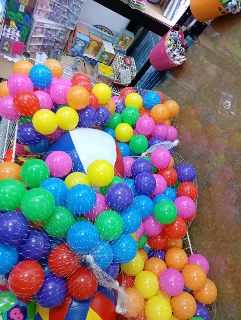 Pelotas de plástico multicolor - 2