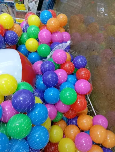Pelotas de plástico multicolor - miniatura 3