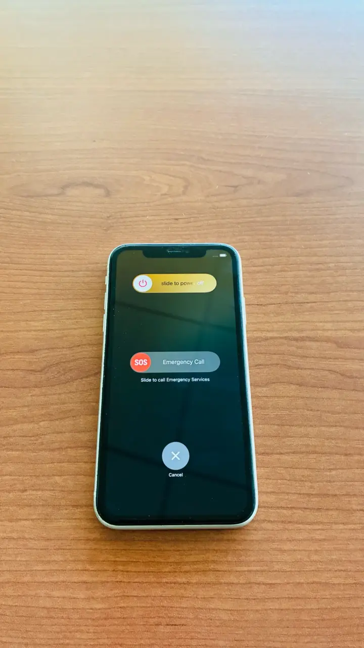 iPhone 11 Blanco en Buen Estado - 3
