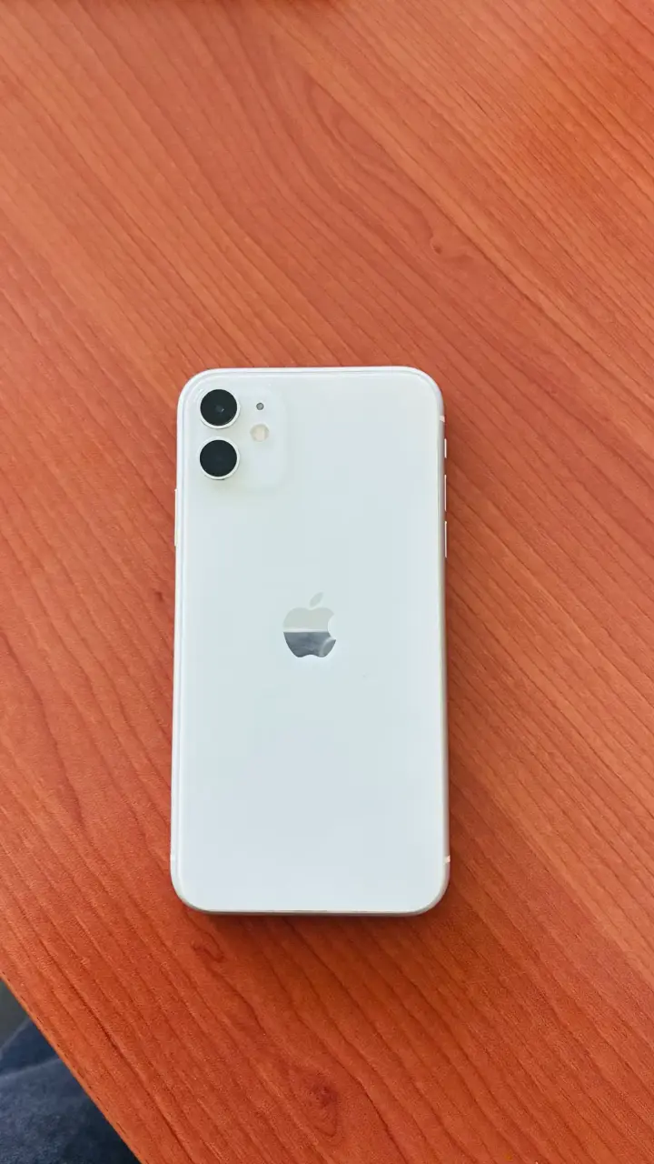iPhone 11 Blanco en Buen Estado - 4