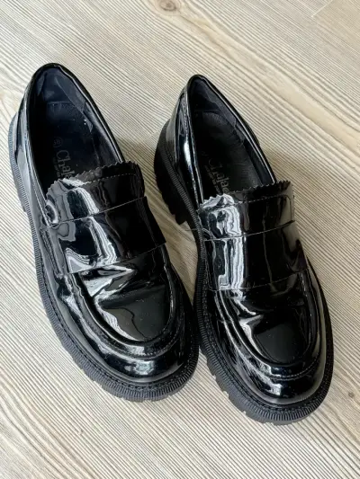 Zapatos de charol negro estilo mocasín para mujer - miniatura 1