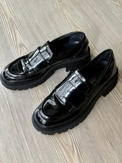Zapatos de charol negro estilo mocasín para mujer - miniatura 2
