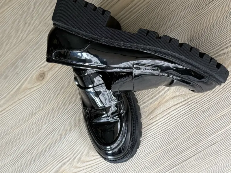 Zapatos de charol negro estilo mocasín para mujer - 3